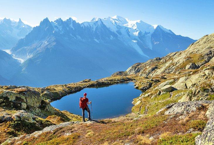 Senderista mirando sobre el Lac de Cheserys en el famoso Tour du Mont Blanc