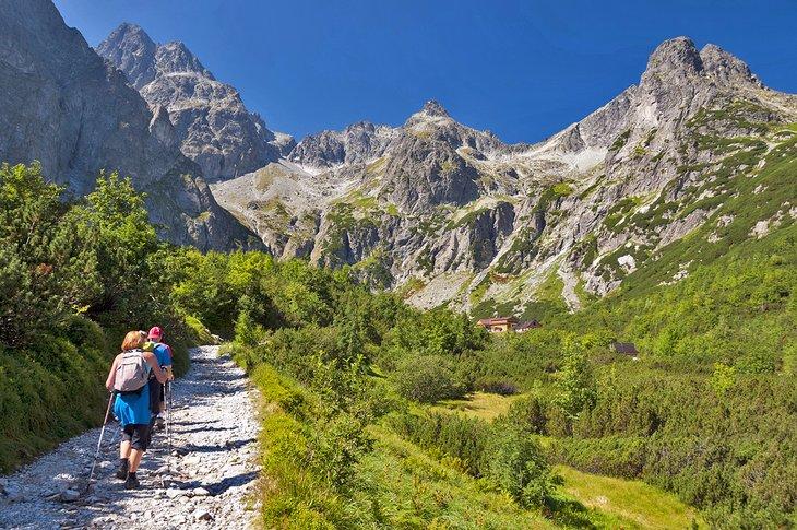 Senderistas en las montañas Altas Tatras