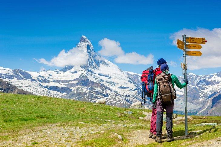 Senderistas frente al Matterhorn