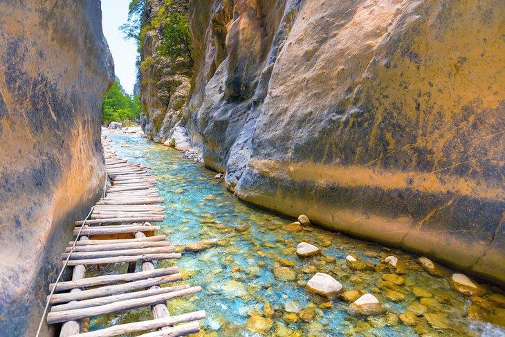 Sendero de madera a través de la Garganta de Samaria