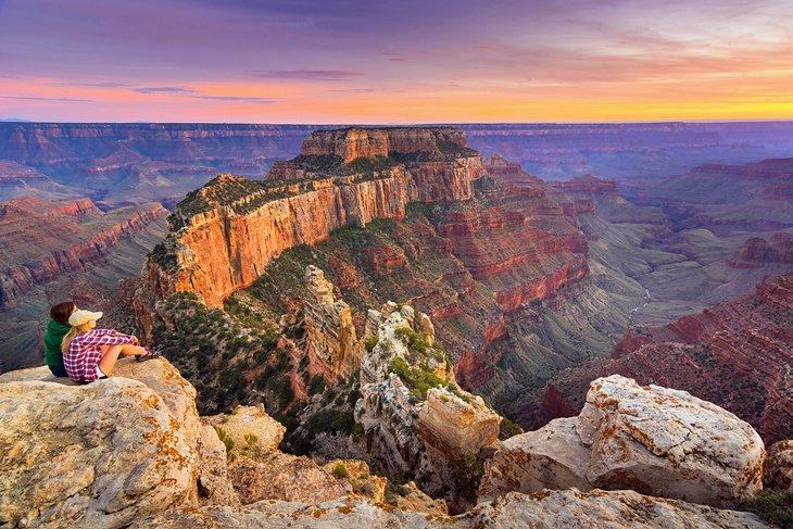 Nordrand des Grand Canyon bei Sonnenuntergang
