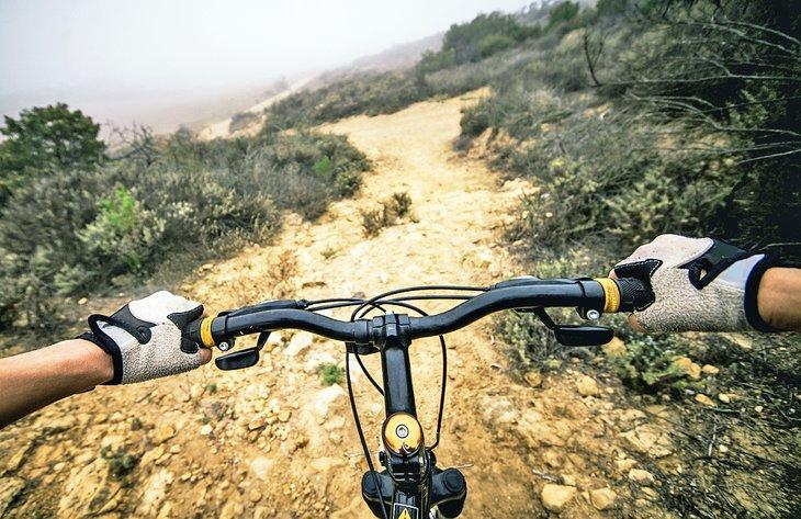 Mountainbiken auf einem Pfad in der Wüste