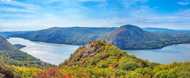 Panoramablick auf den Hudson River und die Hudson Highlands von Breakneck Ridge