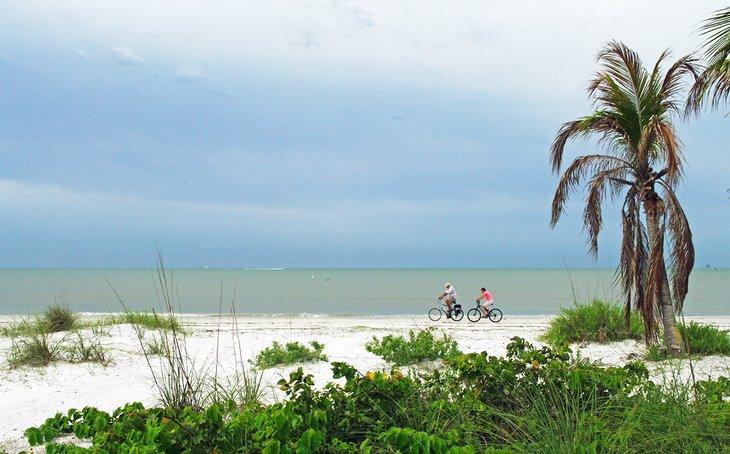Ciclistas en la playa cerca del Parque Newton