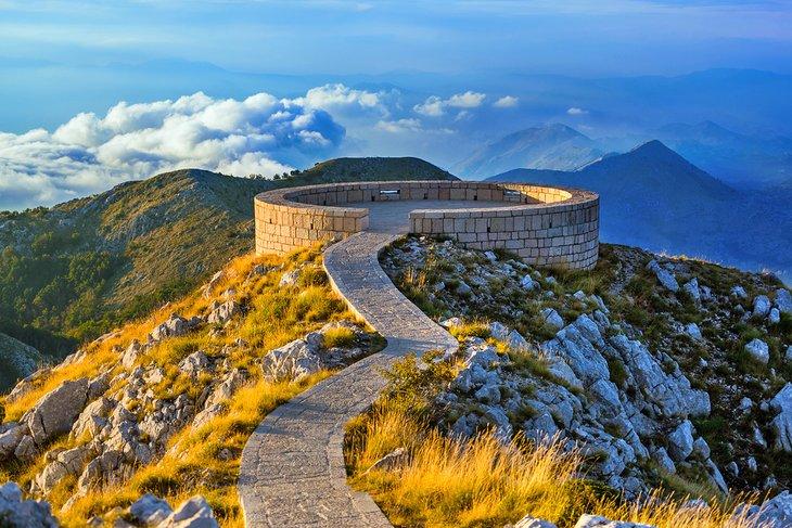 Aussichtspunkt mit Blick auf den Nationalpark Lovcen