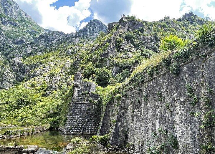Stadtmauern von Kotor und Stufen, die den Felsen hinaufführen
