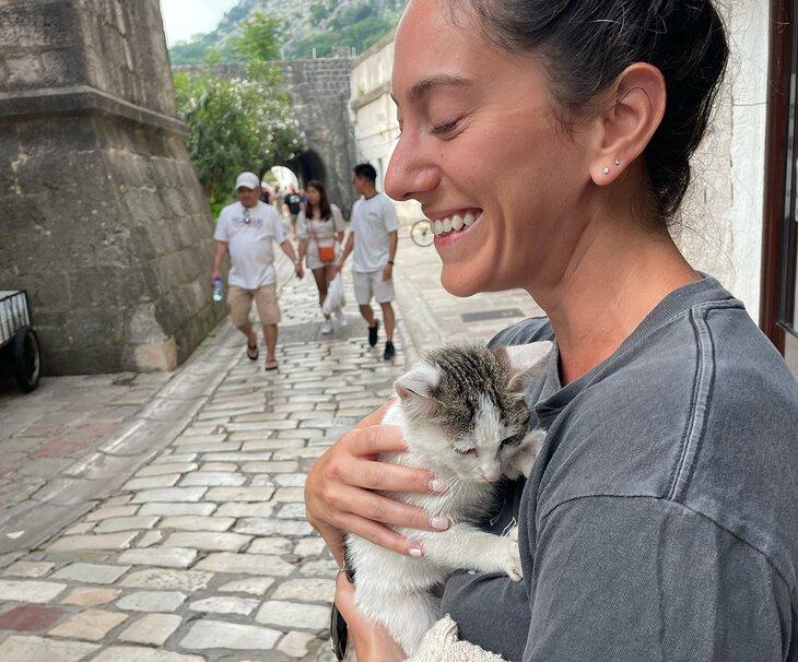 Autorin Meagan Drillinger mit einer Katze in Kotor