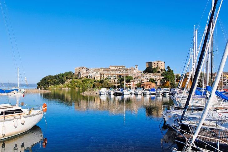 Vista desde el puerto de Capodimonte en el Lago Bolsena