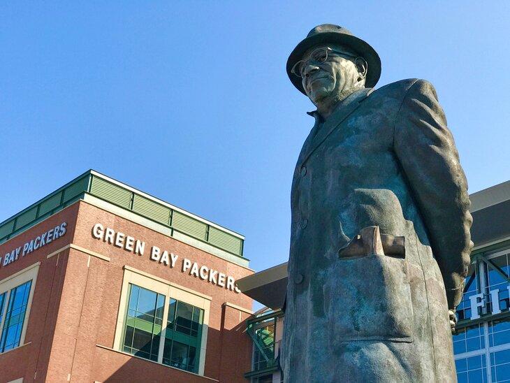 Estatua de Vince Lombardi en el Paseo de Leyendas