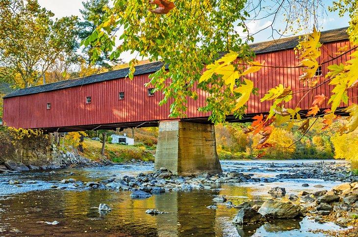 Puente cubierto rojo en Cornwall Occidental