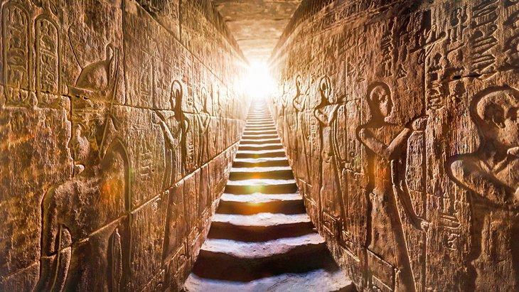 Pasillo en el Templo de Horus en Edfu