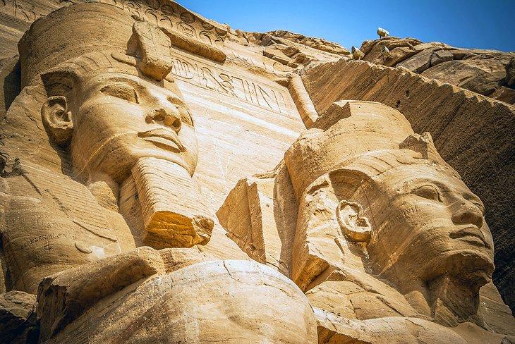 Estatua de Ramsés II custodiando Abu Simbel