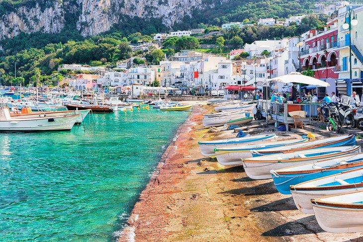 Barcos en el embarcadero de Marina Grande en la Isla de Capri