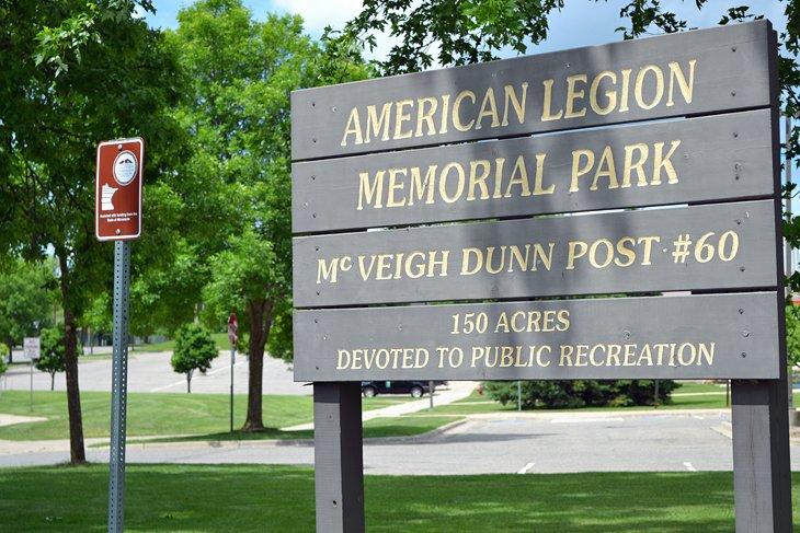 Das Schild für den Weg im American Legion Memorial Park