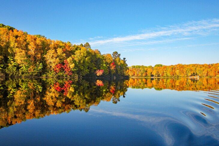 Herbstfarben an einem See bei Grand Rapids, Minnesota