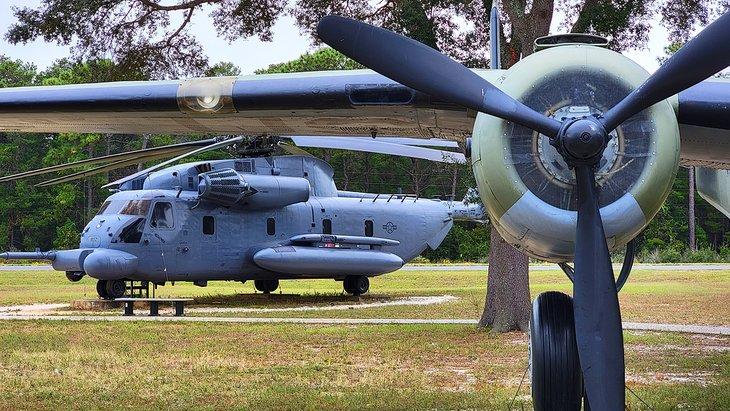 Avion devant le Musée de l'Armement de l'Air Force