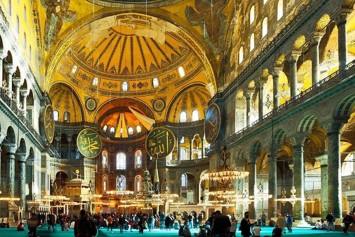 Interior del salón de oración de Hagia Sophia