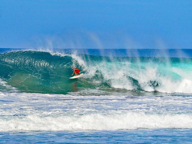 Surfear las olas en Puerto Escondido