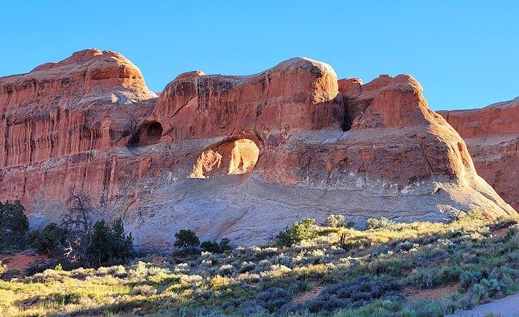 Sonnenstrahlen, die durch Tunnel Arch im Arches National Park strömen