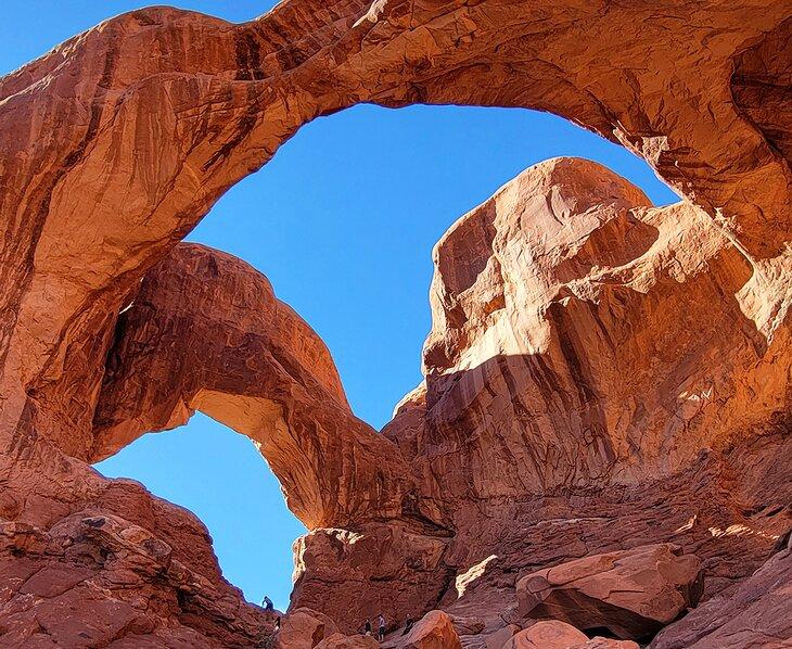 Wanderer im Double Arch, Arches National Park