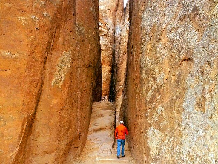 Der Weg durch enge Finnen zum Sand Dune Arch