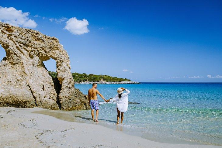 Couple marchant sur la plage de Voulisma, Crète