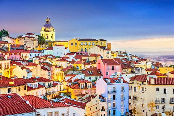 Le quartier de l'Alfama à Lisbonne au crépuscule