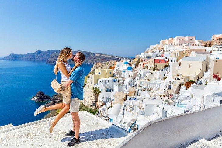 Couple en lune de miel à Santorin