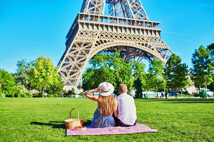 Profiter d'un pique-nique près de la Tour Eiffel