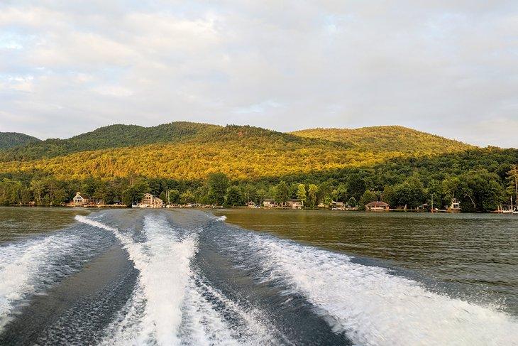 Bootswelle bei Huletts Landing am Lake George