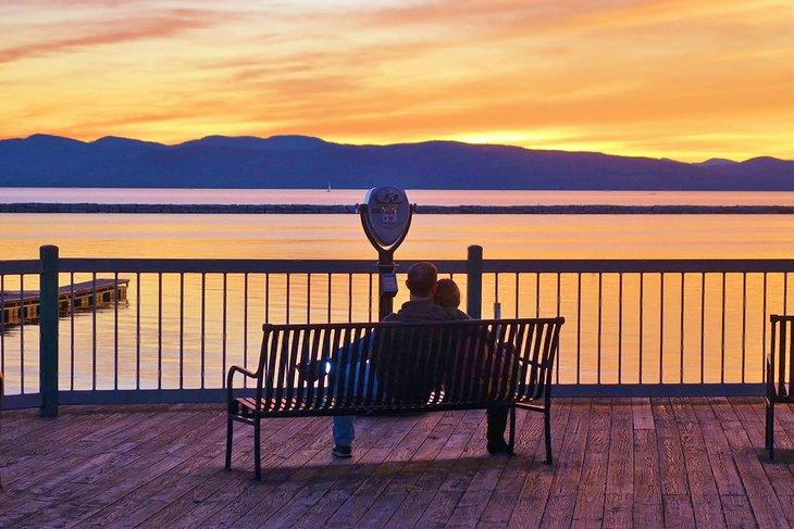 Paar genießt einen Sonnenuntergang über dem Lake Champlain in Burlington