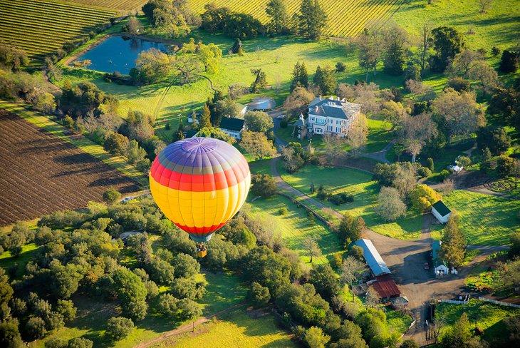 Heißluftballon, der über das Napa Valley fliegt