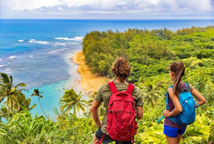 Paar, das in Kauai wandert