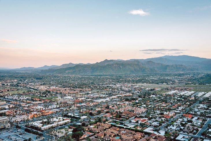 Vue de Palm Springs au coucher du soleil depuis le sentier du musée de Palm Springs