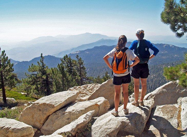 Randonneurs profitant de la vue depuis Wellmans Divide