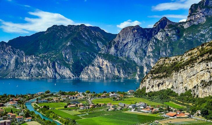 Lago de Garda y montañas circundantes