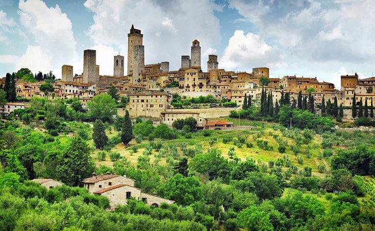Pueblo en la colina de la Toscana