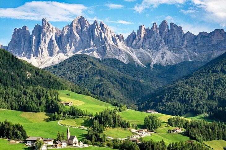 Los Dolomitas y el pueblo de Santa Maddalena