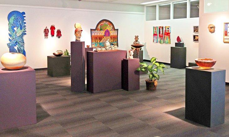 Exhibiciones coloridas en el Museo de Artesanías de Ohio