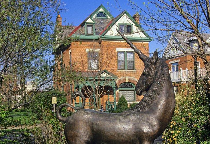 Estatua de unicornio frente a la Casa Thurber