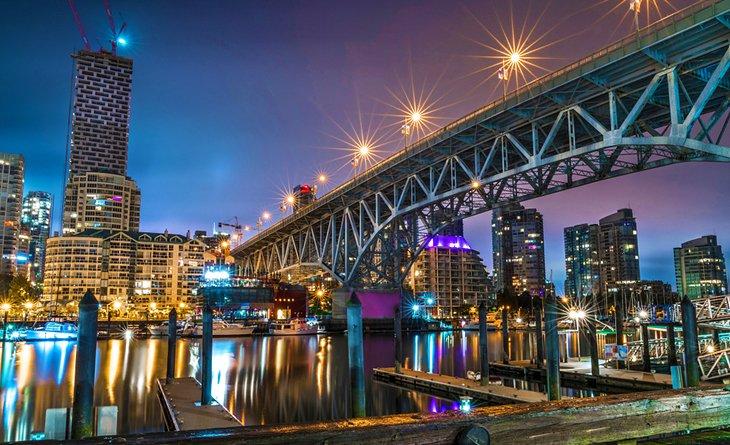 Puente Granville Street de noche en Vancouver