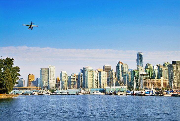 Hidroavión volando sobre el horizonte de Vancouver