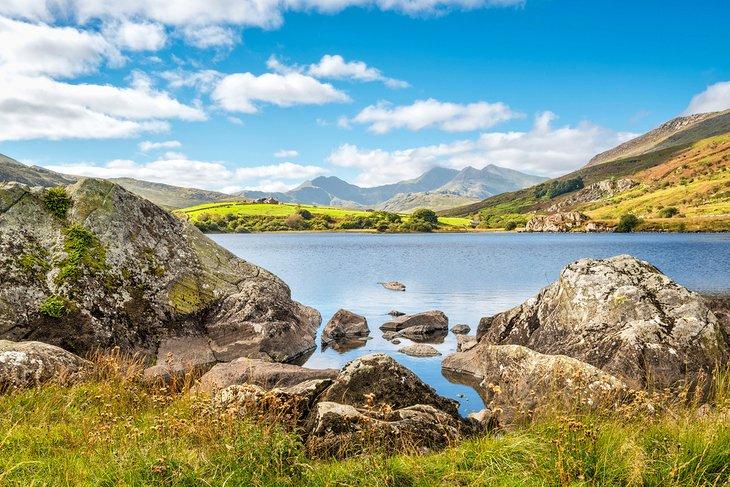 Vista del pico Snowdon desde el lago Llynnau Mymbyr en el Parque Nacional de Snowdonia