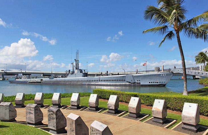 Memorial en Pearl Harbor con el submarino USS Bowfin de fondo