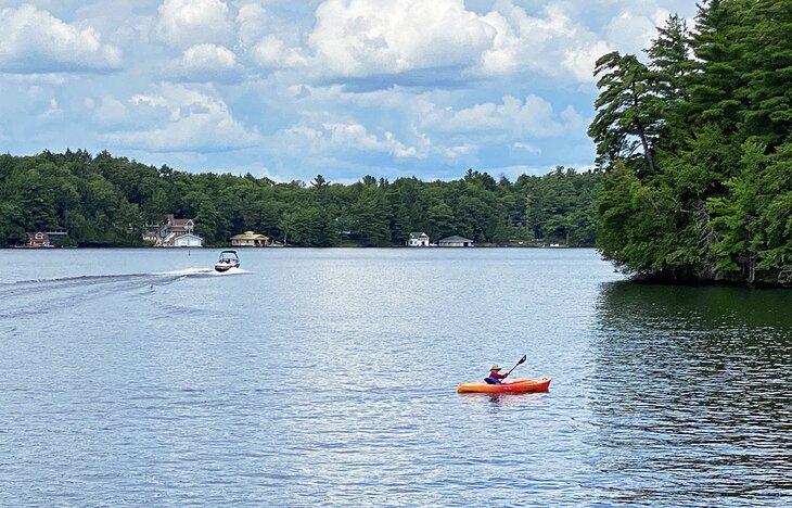 Un bateau et un kayak sur le lac Rosseau