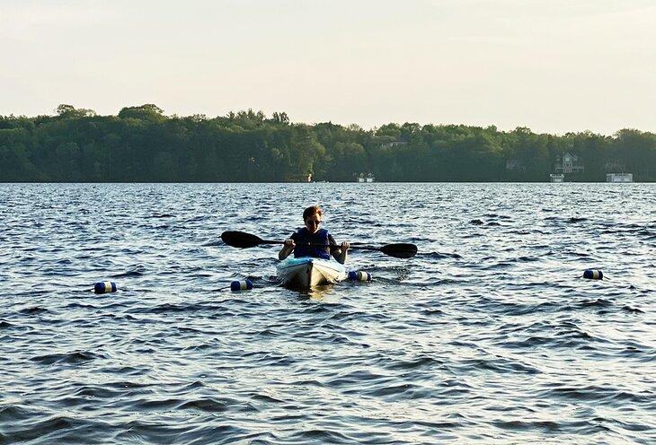 L'auteur Bryan Dearsley faisant du kayak sur le lac Muskoka