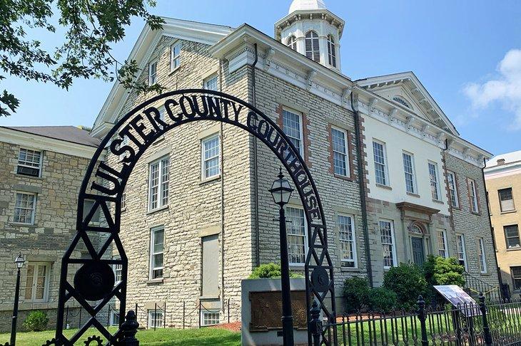 El Palacio de Justicia del Condado de Ulster se encuentra en el Distrito Histórico Stockade