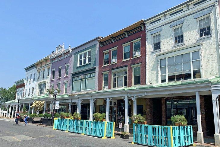 Las pintorescas tiendas a lo largo de Wall Street en Uptown Kingston