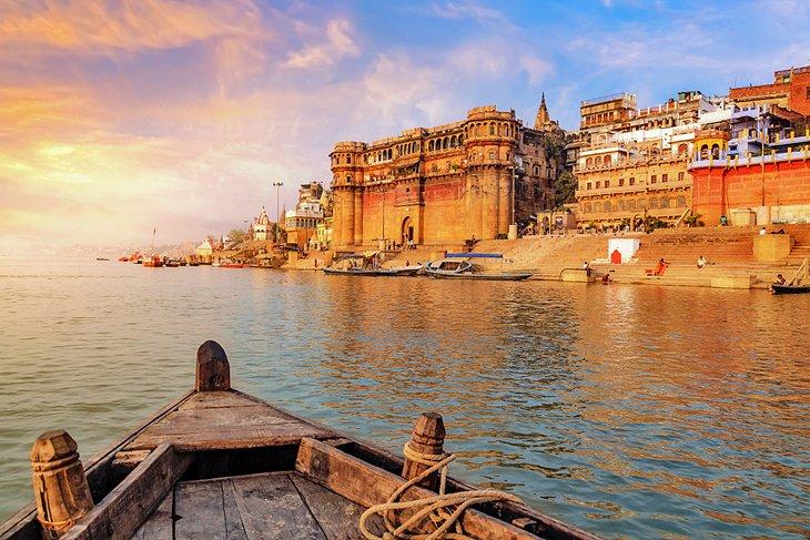 Vue du coucher de soleil à Varanasi depuis le fleuve Gange