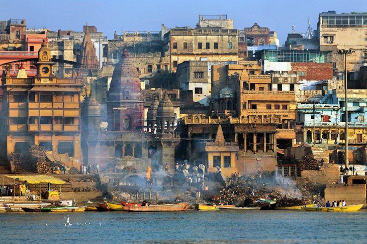 Bûchers funéraires brûlants au Manikarnika Ghat